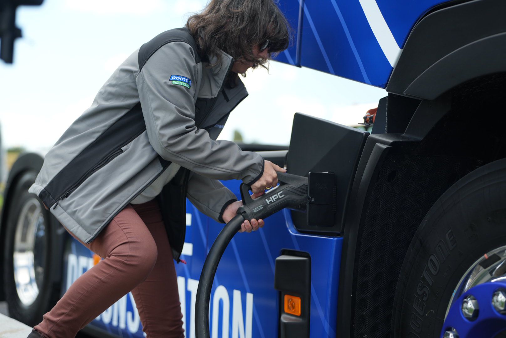 Recharge d'un camion électrique sur la station ENGIE Vianeo de Galande
